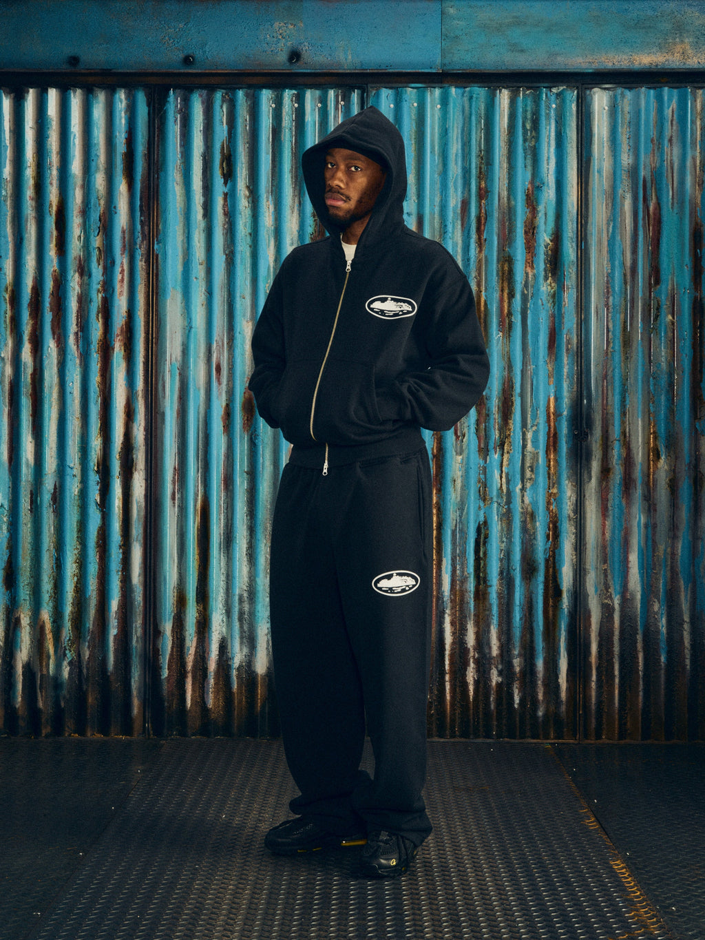 ISLAND PUFF PRINT OPEN HEM SWEATPANT [BLACK]